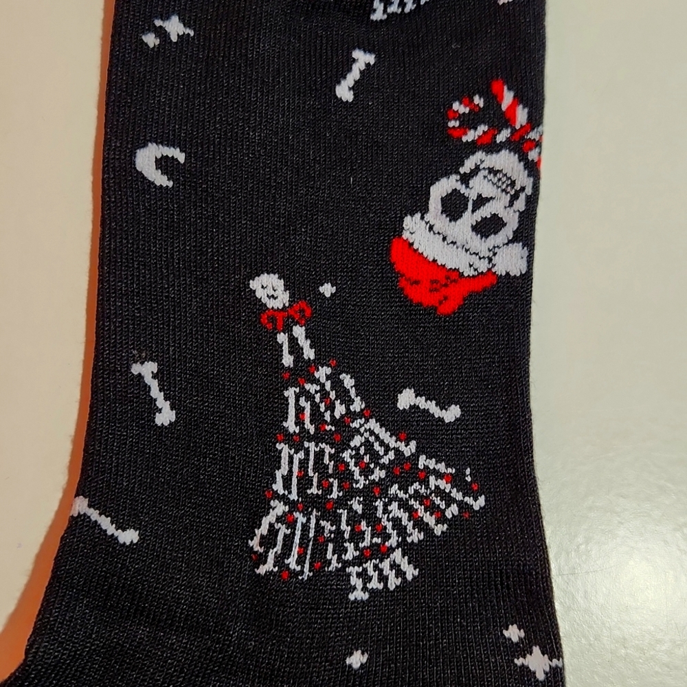 ❤️NWT TORRID 2 PACK CREW SOCKS - BONES SKULL SANTA HAT PRINT - SHOE SIZE 7 - 13 - Picture 4 of 11